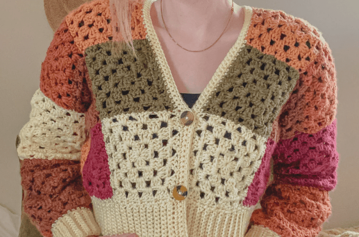 Cardigan carré grand-mère court aux couleurs patchwork.