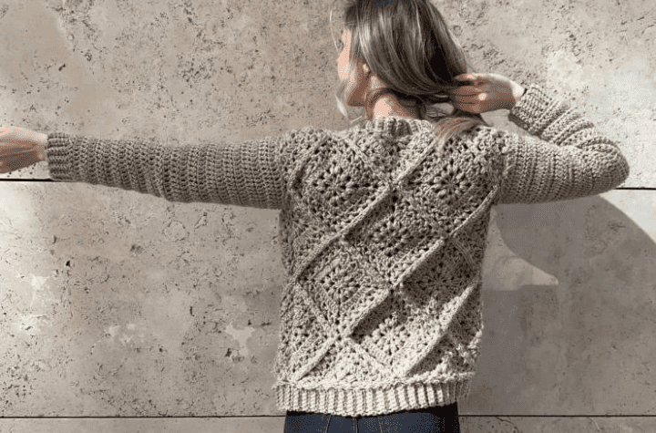 Cardigan beige façon grand-mère carré.