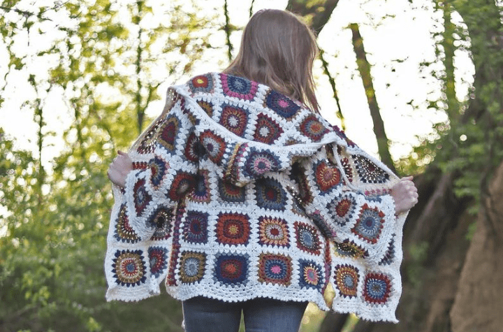 Cardigan blanc à carreaux granny aux couleurs vives.