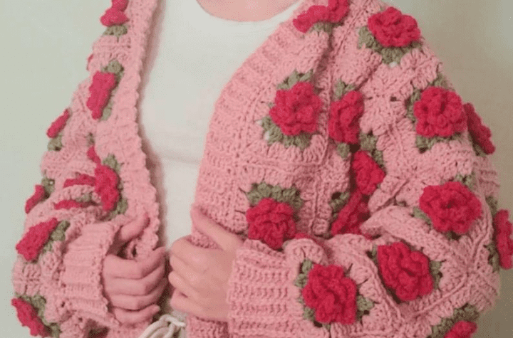 Cardigan carré grand-mère court orné de roses carrées grand-mère.