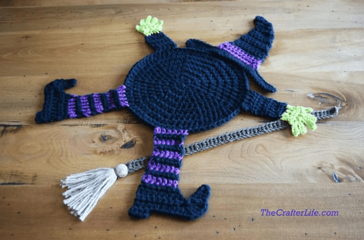 Flattened witch pot holder.