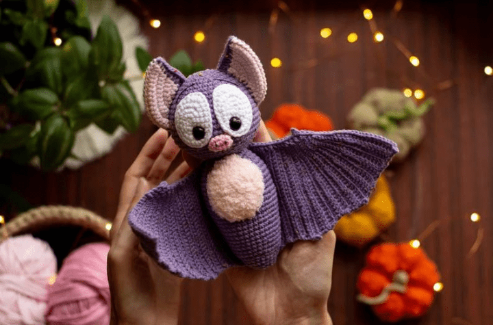 Amigurumi bat with foldable wings.