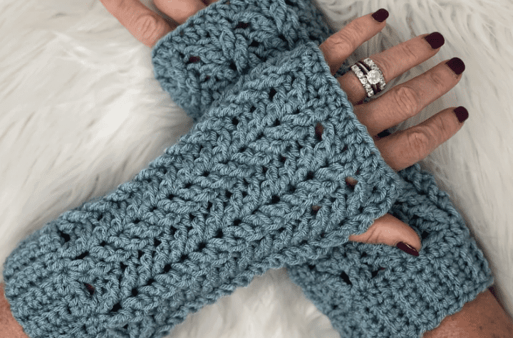 Loose fingerless gloveswith braid-looking stitching.
