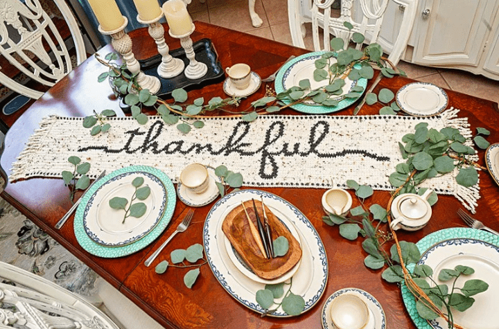 Table runner that says "Thankful"