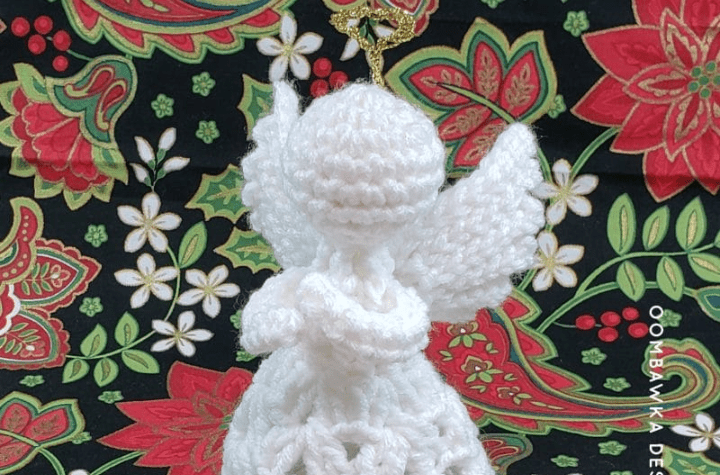 A simply crochet angel made out of white yarn.