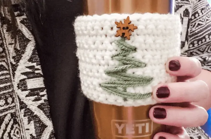 minimalist crochet Chrismtas tree cup cozy wrapped around a yeti cup.