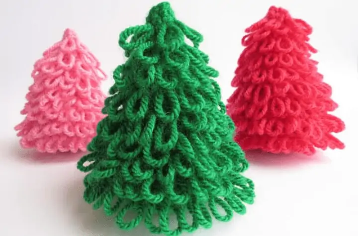 A looping crochet christmas tree in green, hot pink, and light pink.