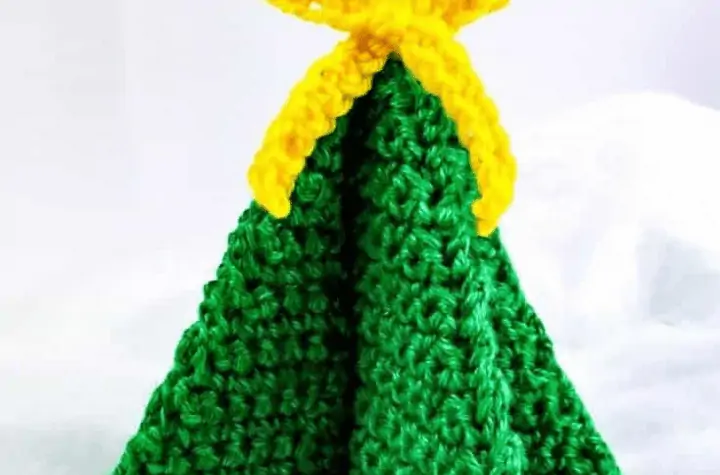 A interlocking and foldable crochet Christmas tree