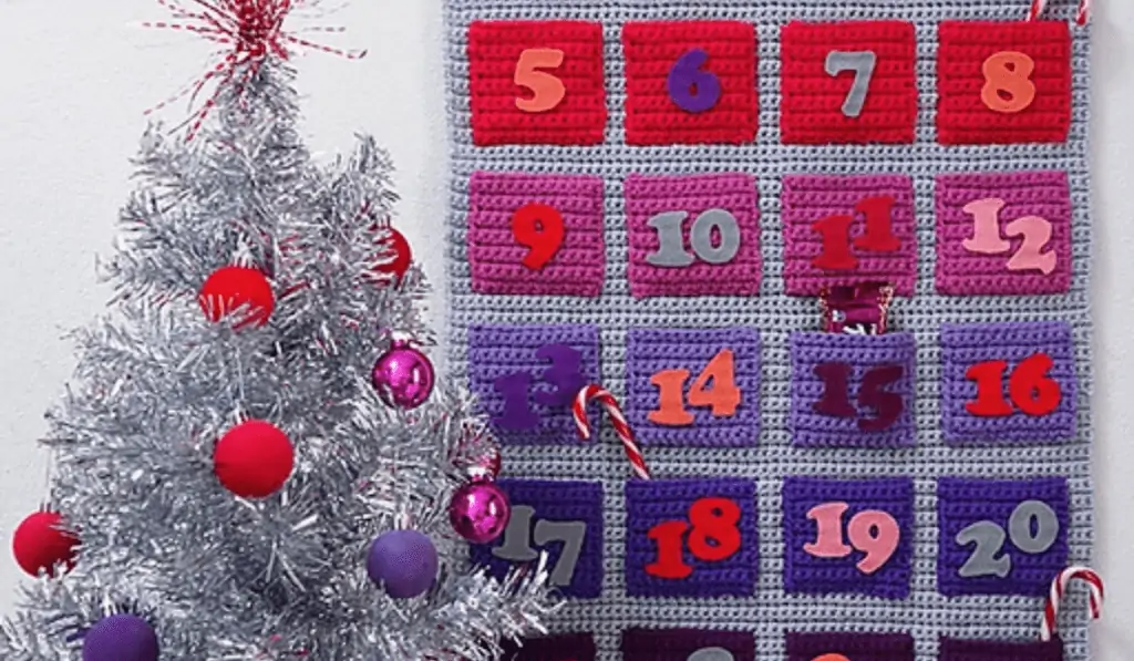 Wall hanging with a countdown until Christmas with ombre pockets.