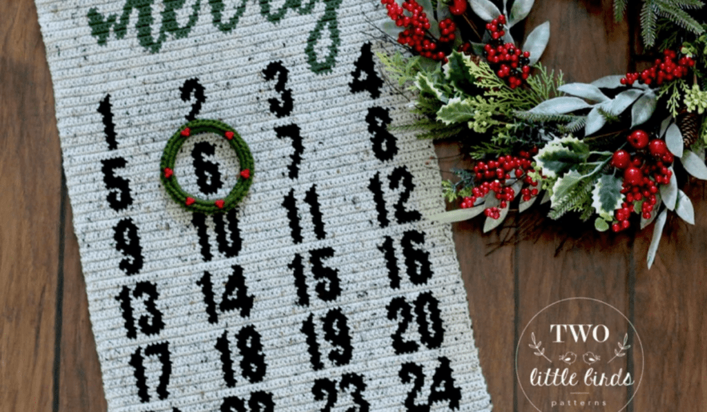 A crocheted banner with a little wreath highlighting the number of days until Christmas.