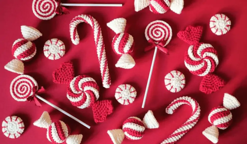 Christmas crochet candies, including candy canes, lollypops, and peppermints.