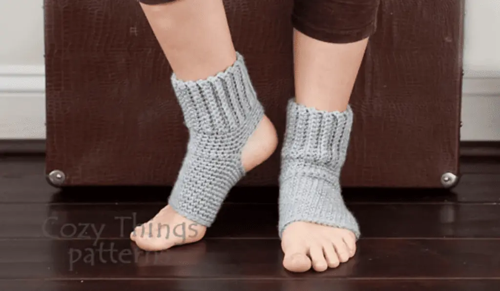 Crochet yoga socks with an open toe box and open heel