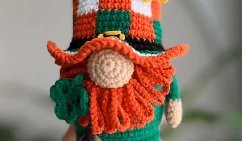 A gnome with a the Ireland flag colors in checkered board style on the hat.