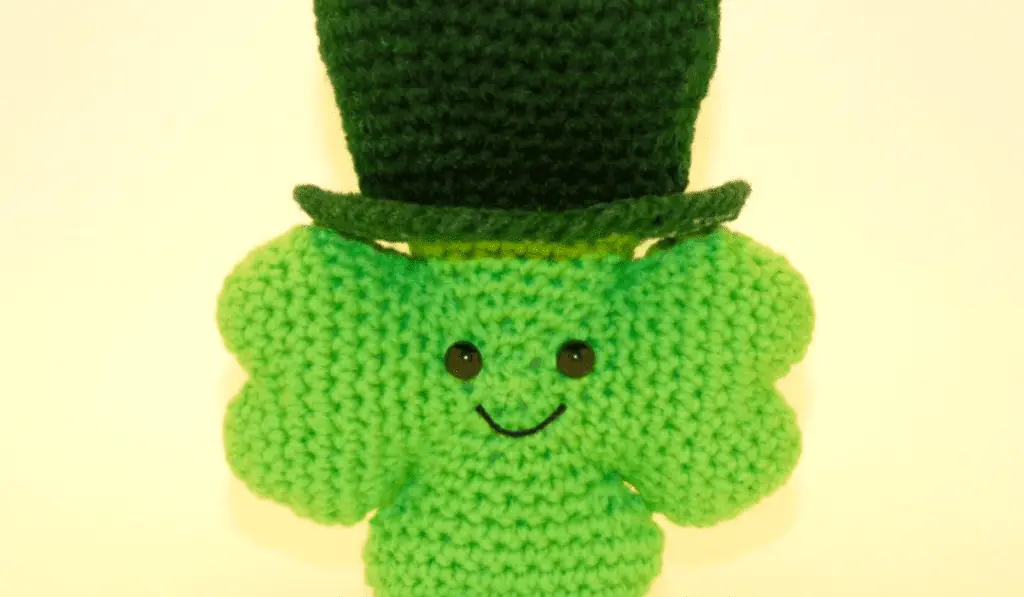 An amigurumi four-leaf clover wearing a top hat.