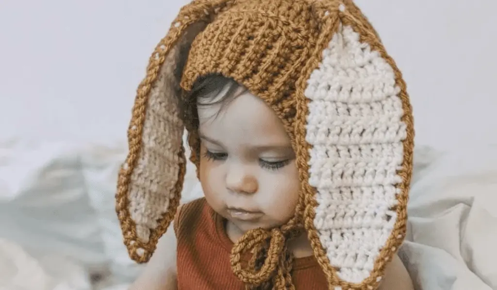 A crochet bunny with a bonnet.