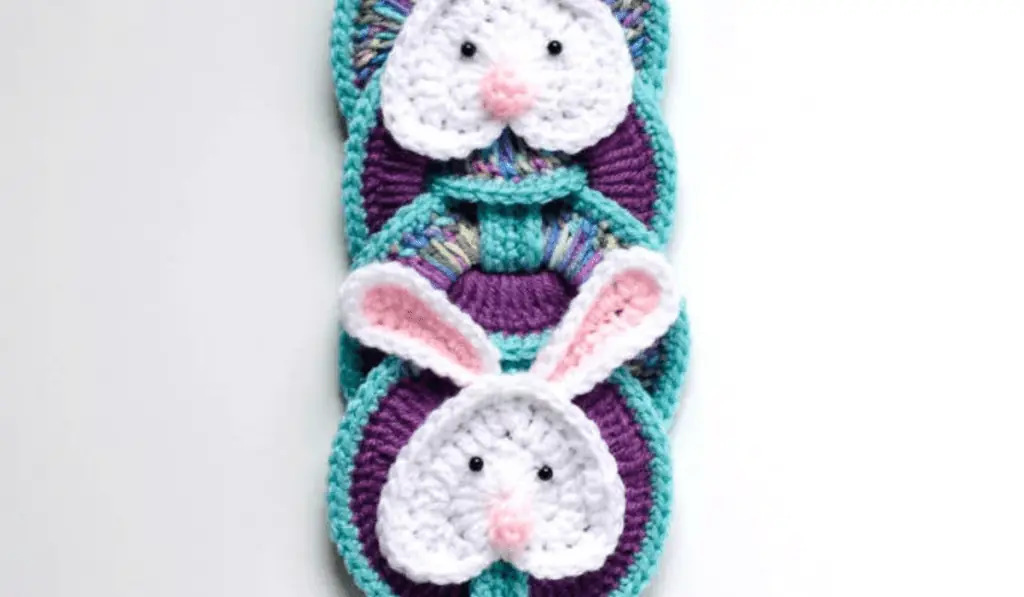 A wall hanging with a circular pattern with a bunny head on it.