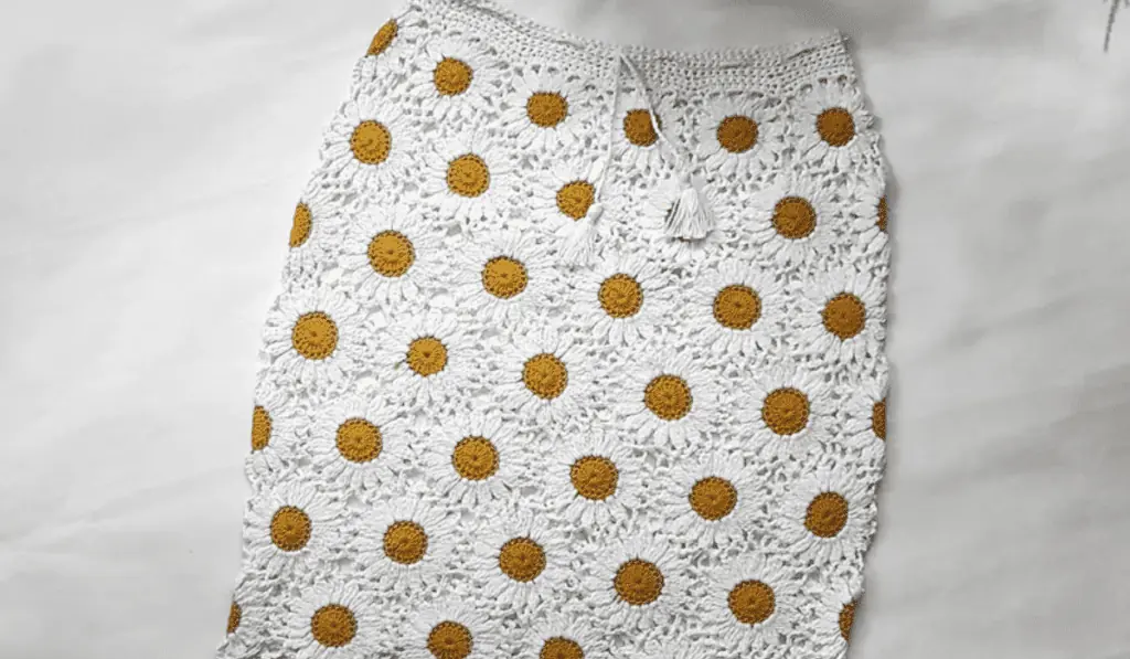 A daisy crochet skirt
