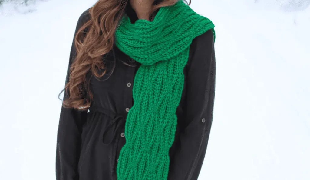 A green wavy crochet scarf pattern