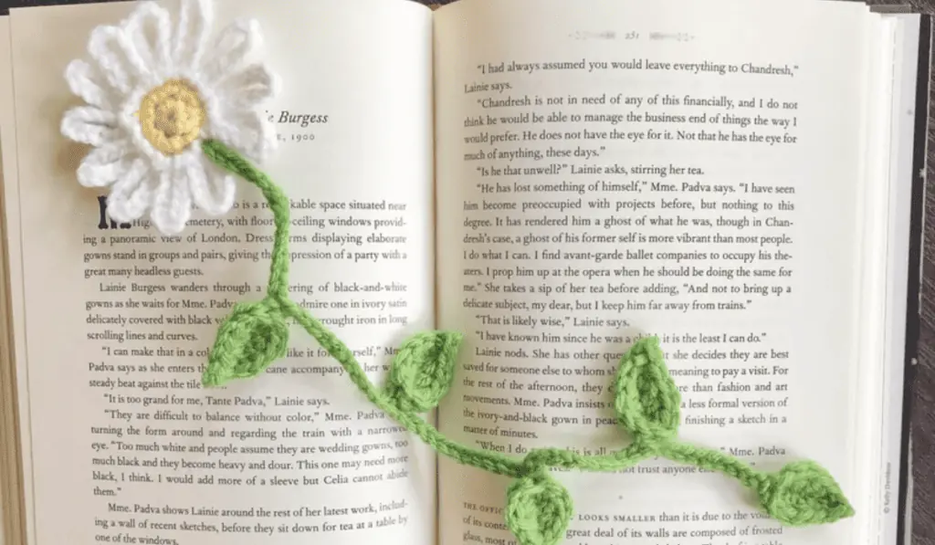 A daisy crochet bookmark.