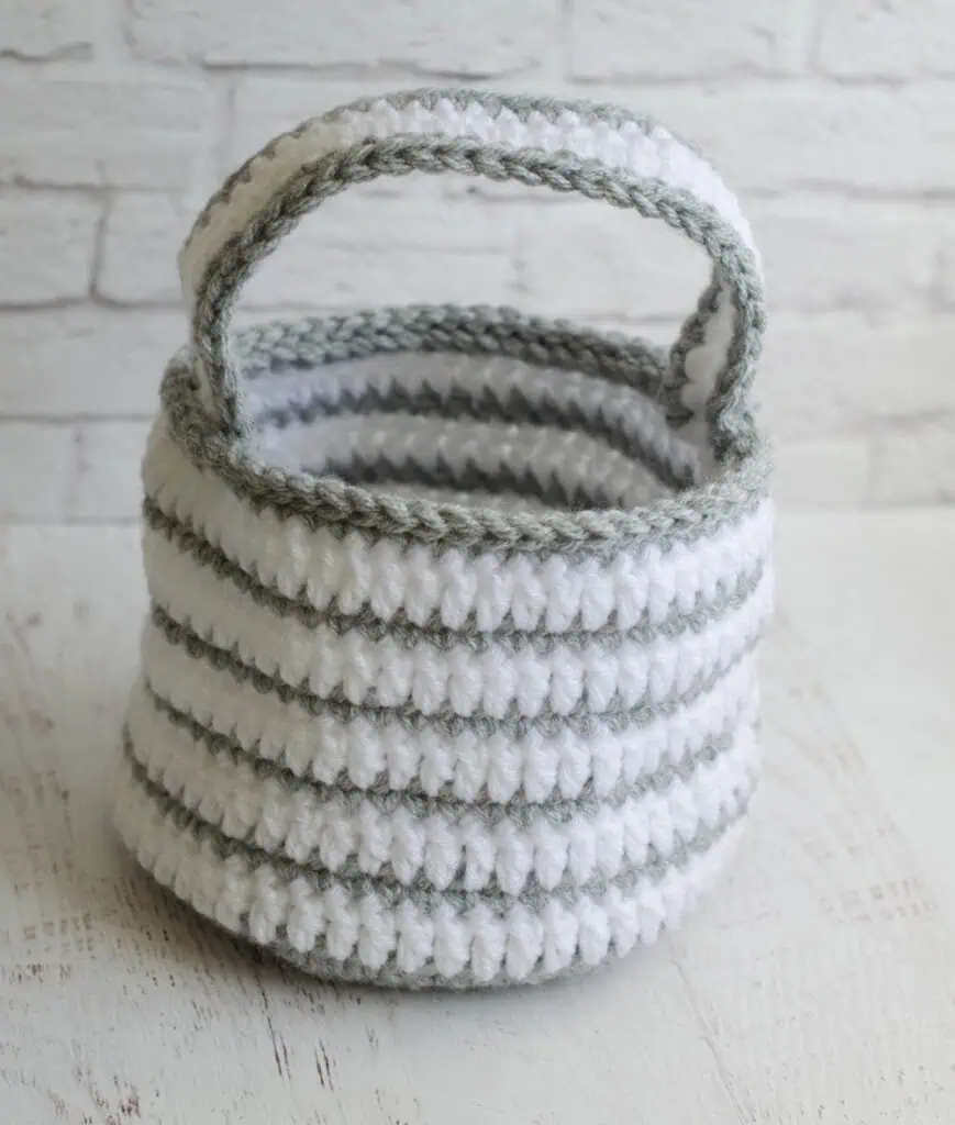 white and gray crochet bag